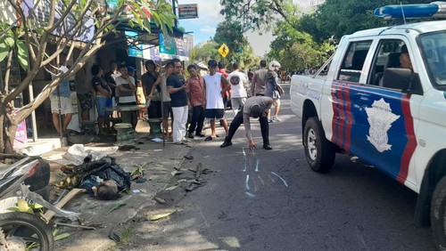 Polisi melakukan olah TKP di Jalan Raya Amlapura-Singaraja, tepatnya di depan SPBU Desa Labasari, Kecamatan Abang, Kabupaten Karangasem, Bali, Selasa (2/4/2024). (Foto: Dok. Polres Karangasem)