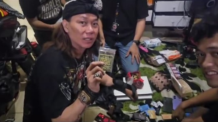 Polisi menemukan jimat dari rumah maling emas Rp 200 juta di Bekasi.