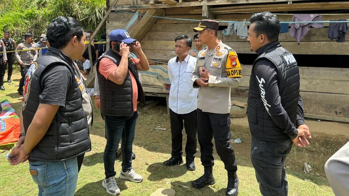 Polisi olah TKP di lokasi anak bunuh ayah dan ibu kandungnya di Mamasa, Sulbar.