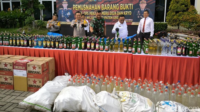 Polres Gresik menyita ratusan miras dalam Operasi Pekat Semeru 2024