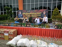 Polres Gresik Sita Ratusan Botol Miras Cegah Pesta Saat Malam Takbir