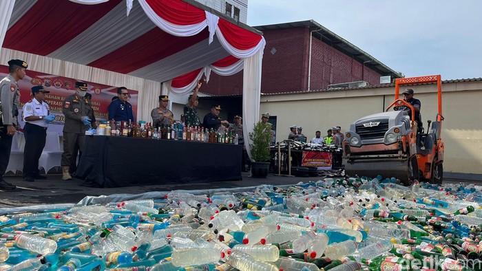 Polres Mojokerto Kota memusnahkan ribuan botol miras hasil Operasi Pekat Semeru 2024