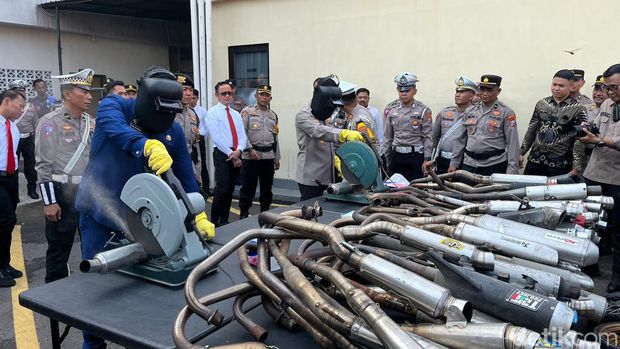 Polres Mojokerto Kota memusnahkan ribuan botol miras hasil Operasi Pekat Semeru 2024