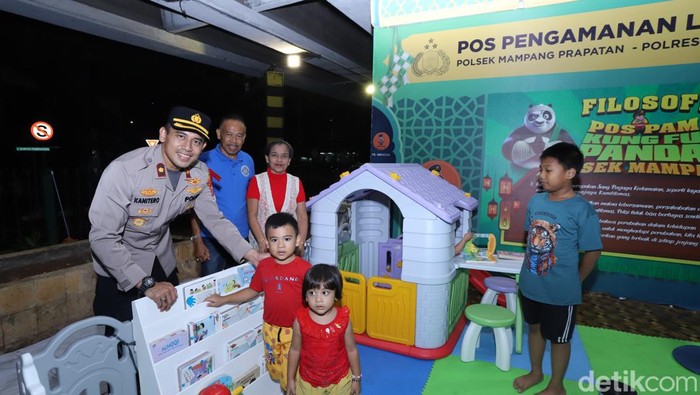 Polsek Mampang Prapatan mendirikan pos pengamanan mudik Lebaran yang ramah anak.