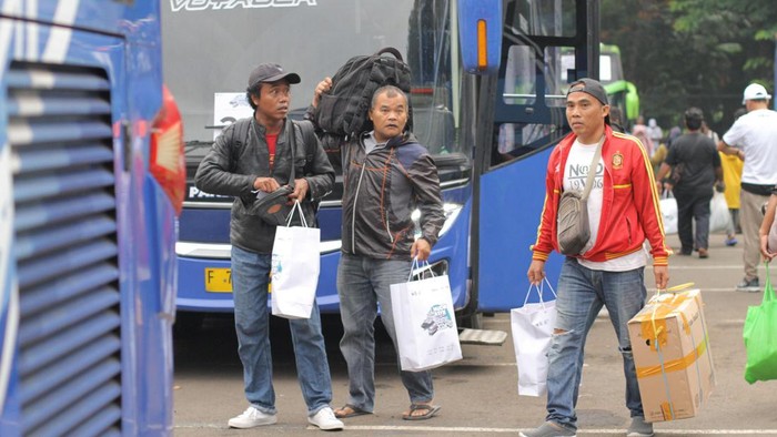 Jelang Lebaran, Askrindo memberangkatkan ratusan masyarakat melalui program mudik gratis. Mudik gratis ini menuju 8 kota dari Pekalongan hingga Surabaya.