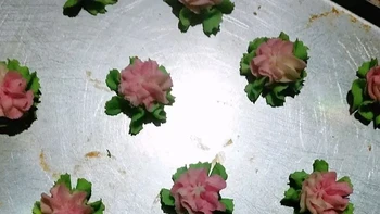 Cantik nih kue bunga-bunga. Foto: TikTok/fitriirahmadhanii26