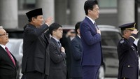 Pada tahun 2021, Prabowo dan Menteri Luar Negeri RI Retno Marsudi menandatangani kesepakatan untuk memfasilitasi transfer peralatan pertahanan dalam pertemuan dengan rekan-rekan Jepang mereka, ketika Jepang berupaya memperluas kerja sama militer dan ekonomi dengan negara-negara Asia Tenggara untuk menyaingi Tiongkok. (AP Photo/Kimimasa Mayama)  