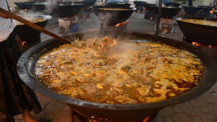 Warga memasak kuah beulangong (gulai daging)  di Masjid Kampung Ateuk Munjen, Banda Aceh, Aceh, Selasa (2/4/2024). Tradisi kenduri memasak kuah beulangong yang kemudian dibagikan kepada anak yatim, warga miskin dan masyarakat di daerah tersebut dalam rangka merayakan Nuzulul Quran pada bulan Ramadhan 1445 Hijriyah. ANTARA FOTO/Ampelsa/Spt.
