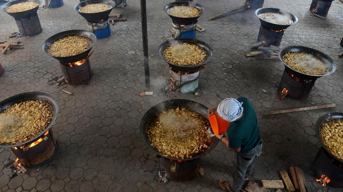 Warga memasak kuah beulangong (gulai daging)  di Masjid Kampung Ateuk Munjen, Banda Aceh, Aceh, Selasa (2/4/2024). Tradisi kenduri memasak kuah beulangong yang kemudian dibagikan kepada anak yatim, warga miskin dan masyarakat di daerah tersebut dalam rangka merayakan Nuzulul Quran pada bulan Ramadhan 1445 Hijriyah. ANTARA FOTO/Ampelsa/Spt.
