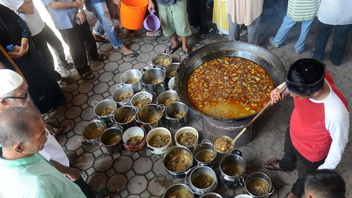 Warga memasak kuah beulangong (gulai daging)  di Masjid Kampung Ateuk Munjen, Banda Aceh, Aceh, Selasa (2/4/2024). Tradisi kenduri memasak kuah beulangong yang kemudian dibagikan kepada anak yatim, warga miskin dan masyarakat di daerah tersebut dalam rangka merayakan Nuzulul Quran pada bulan Ramadhan 1445 Hijriyah. ANTARA FOTO/Ampelsa/Spt.