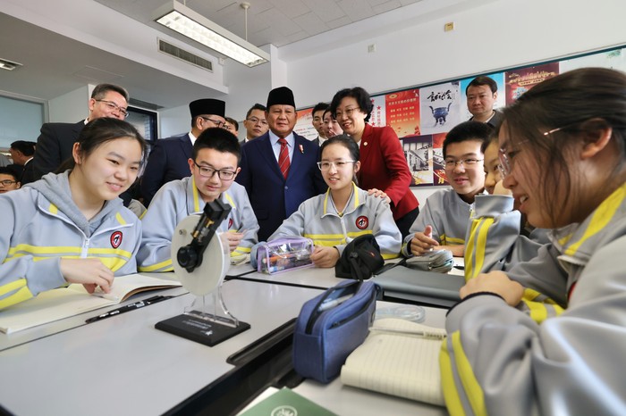 Presiden terpilih 2024-2029 Prabowo Subianto menyempatkan untuk berkunjung ke sekolah Beijing No. 2 Middle School, di Dongcheng District, Beijing, China pada Selasa (2/4) guna meninjau penerapan program makan siang untuk siswa.