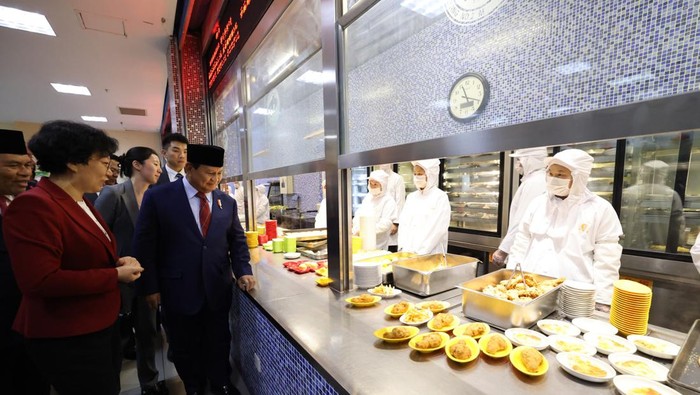 Prabowo tinjnau program makan siang gratis di sekolah Beijing