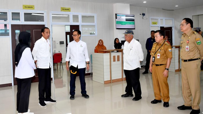 Presiden Joko Widodo (Jokowi) meninjau Rumah Sakit Umum Daerah (RSUD) Sultan Thaha Saifuddin, Kabupaten Tebo, Jambi (Foto: Rusman - Biro Pers Sekretariat Presiden)