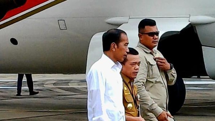 Presiden Joko Widodo tiba di Jambi disambut Gubernur Al Haris.