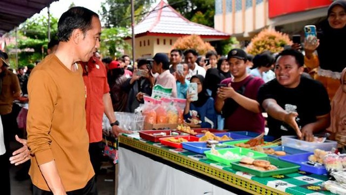 Presiden Jokowi berburu takjil di Taman Semagor, Kabupaten Bungo, Jambi (Foto: Rusman - Biro Pers Sekretariat Presiden)