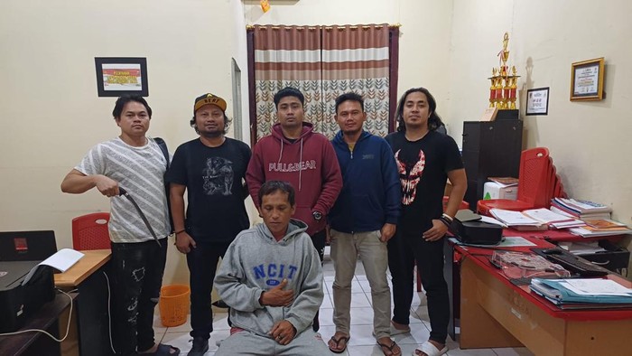 Pria tikam teman saat pesta miras diamankan tim Resmob Polres Kotamobagu.