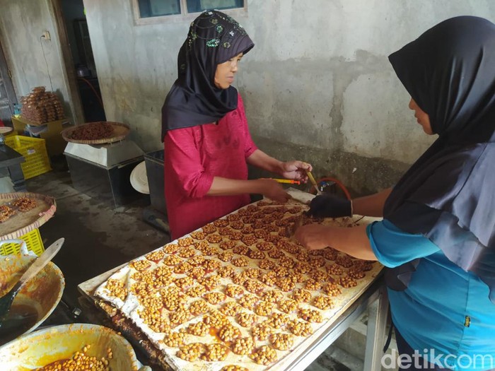 Produksi ampyang di Dusun Paremono, Desa Paremono, Kecamatan Mungkid, Kabupaten Magelang, Rabu (3/4/2024).