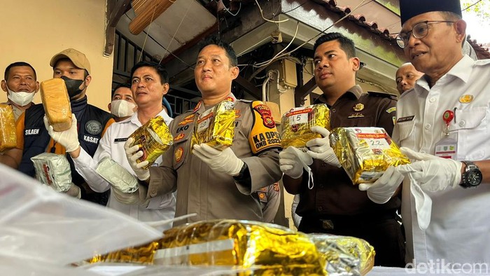 Puluhan kilogram sabu, ganja, dan ekstasi dimusnahkan Polresta Jambi sepekan sebelum Lebaran.