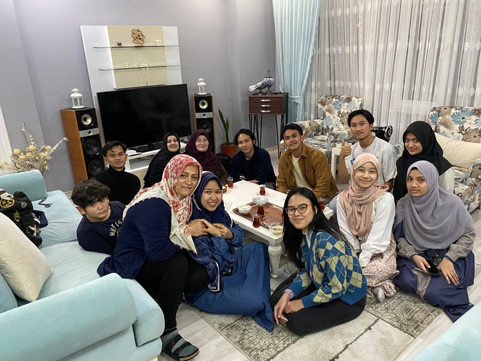Suasana buka bersama puasa Ramadan 2024 di Bursa, Turki.