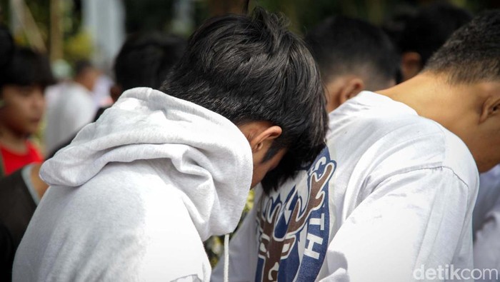 Ratusan pelajar di Jakarta terindikasi tawuran. Mereka disetrap siang bolong di halaman Balai Kota DKI Jakarta. Begini potretnya.