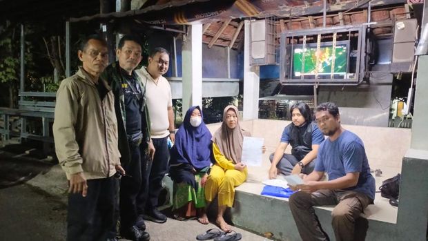 Rekaman CCTV perempuan sedang bawa anak naik motor, dijambret di Cimanggis, Depok, Jawa Barat.