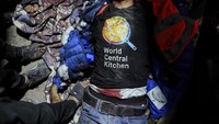 Kali ini, sebanyak tujuh relawan World Central Kitchen (WCK) dari berbagai negara gugur akibat terkena rudal Israel. (AP Photo/Abdel Kareem Hana)