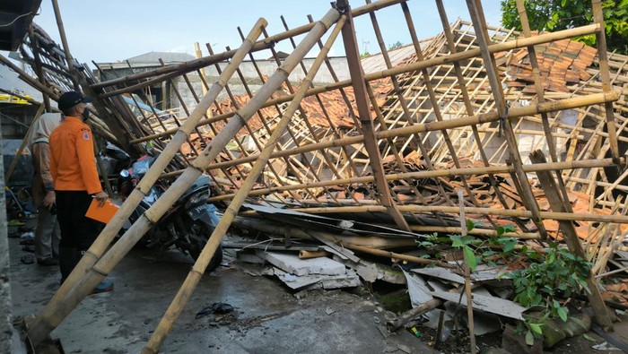 Akibat Terjangan Hujan Lebat, Rumah Satu Keluarga di Bogor Hancur dan Paksa Sekeluarga Mengungsi