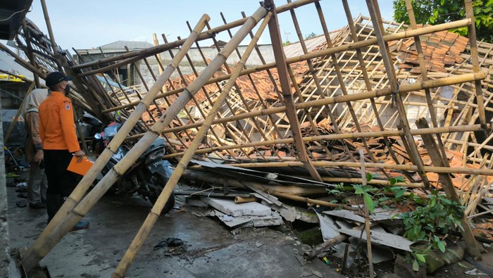 Tragedi Hujan Deras: Keluarga Bogor Kehilangan Tempat Tinggal Akibat Rumah Ambruk