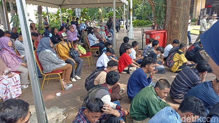 Sebanyak 170 pelajar yang terlibat dalam aksi konvoi berdalih bagi-bagi takjil hingga pelaku tawuran di kawasan Jakarta Pusat dikumpulkan di Balai Kota DKI Jakarta (Tiara Aliya/detikcom)