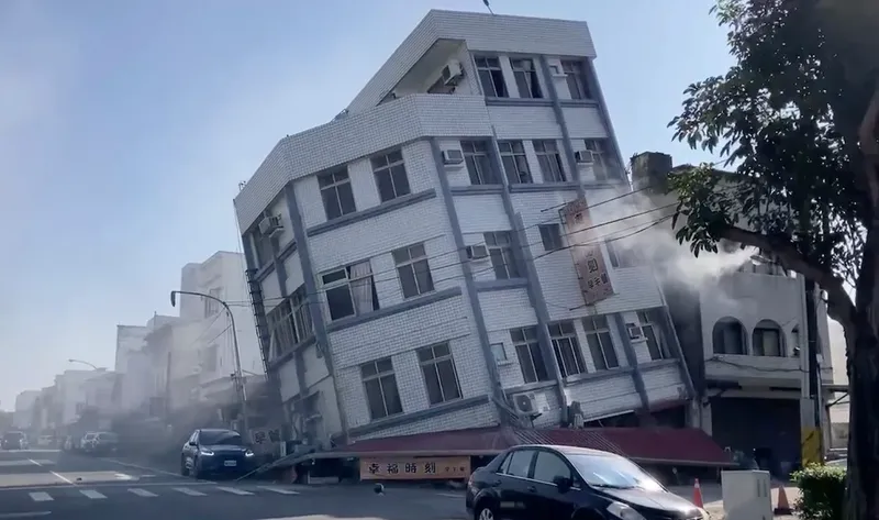 Sebuah bangunan yang runtuh sebagian terlihat di Hualien, Taiwan timur, pada 3 April 2024.