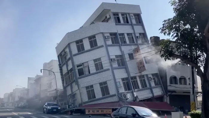 Sebuah bangunan yang runtuh sebagian terlihat di Hualien, Taiwan timur, pada 3 April 2024.