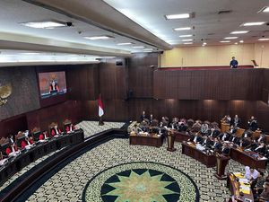 BW Protes Ada yang Bersikap Tak Sopan, Ketua MK Ingatkan Hormati Sidang