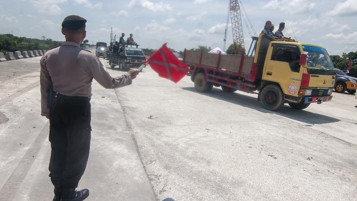 Petugas memasang pembatas jalan saat simulasi arus mudik di jalan tol fungsional Solo-Yogyakarta, Klaten, Jawa Tengah, Rabu (3/4/2024). Simulasi arus mudik yang dilakukan oleh Polres Klaten itu untuk memastikan kesiapan petugas untuk memberikan kenyamanan dan keselamatan bagi pemudik Lebaran 2024. ANTARA FOTO/Aloysius Jarot Nugroho/wpa.