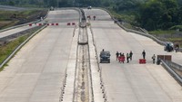 Petugas memasang pembatas jalan saat simulasi arus mudik di jalan tol fungsional Solo-Yogyakarta, Klaten, Jawa Tengah, Rabu (3/4/2024).  