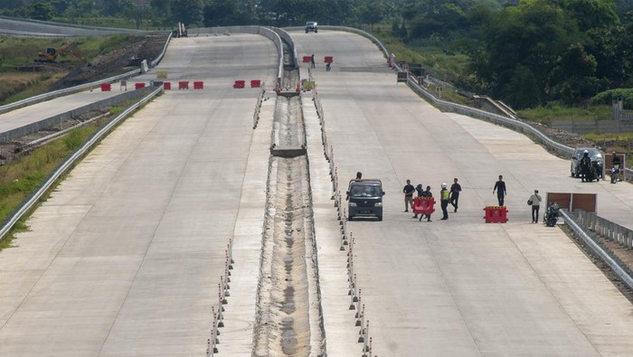 Simulasi arus mudik di jalan tol fungsional Solo-Yogyakarta Petugas memasang pembatas jalan saat simulasi arus mudik di jalan tol fungsional Solo-Yogyakarta, Klaten, Jawa Tengah, Rabu (3/4/2024). Simulasi arus mudik yang dilakukan oleh Polres Klaten itu untuk memastikan kesiapan petugas untuk memberikan kenyamanan dan keselamatan bagi pemudik Lebaran 2024. ANTARA FOTO/Aloysius Jarot Nugroho/wpa.