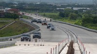Sejumlah kendaraan melintasi jalan tol fungsional Solo-Yogyakarta saat simulasi arus mudik di Klaten, Jawa Tengah, Rabu (3/4/2024).  