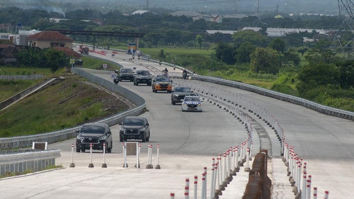Simulasi arus mudik di jalan tol fungsional Solo-Yogyakarta Petugas memasang pembatas jalan saat simulasi arus mudik di jalan tol fungsional Solo-Yogyakarta, Klaten, Jawa Tengah, Rabu (3/4/2024). Simulasi arus mudik yang dilakukan oleh Polres Klaten itu untuk memastikan kesiapan petugas untuk memberikan kenyamanan dan keselamatan bagi pemudik Lebaran 2024. ANTARA FOTO/Aloysius Jarot Nugroho/wpa.