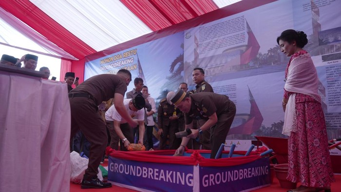 Staf Ahli Jaksa Agung Leonard Eben Ezer Simanjuntak melakukan peletakan batu pertama pembangunan Masjid Baitul Adli Kejati Sulsel.