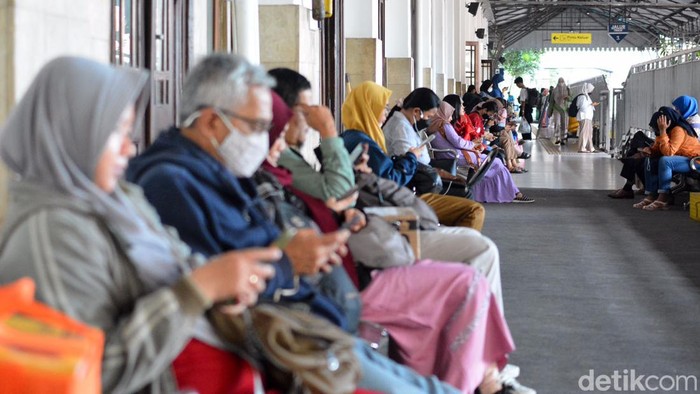 Suasana Arus Mudik di Stasiun Gubeng Surabaya