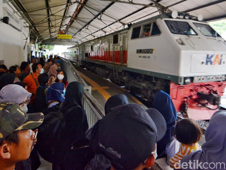 Suasana Arus Mudik Lebaran di Stasiun Gubeng Surabaya