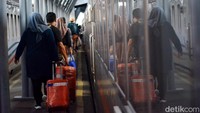 Sedangkan sebanyak 11.582 pelanggan tercatat berangkat menggunakan KA jarak jauh pada Rabu (3/4) atau H-7 jelang lebaran.