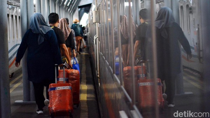 Suasana Arus Mudik di Stasiun Gubeng Surabaya