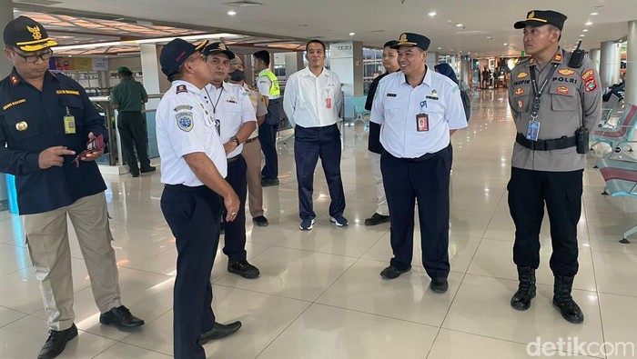 Suasana peninjauan kesiapan Bandara DEO Sorong.