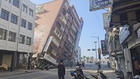 Gempa 7,5 yang mengguncang Taiwan meruntuhkan bangunan-bangunan di kota selatan. Bangunan berlantai lima di Hualien tampak rusak berat. Lantai pertama runtuh dan sisanya miring pada sudut 45 derajat.  