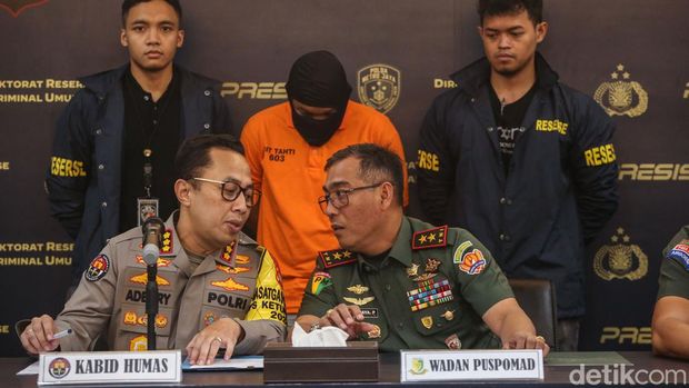 Tampang Pelaku dan Barbuk Pedang Kasus Pembunuhan Praka Supriyadi