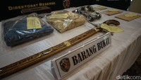 Sejumlah barang bukti dipamerkan kepada awak media.