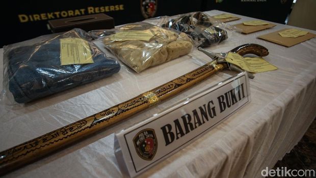 Tampang Pelaku dan Barbuk Pedang Kasus Pembunuhan Praka Supriyadi