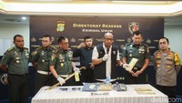 Wadan Puspomad Eka Wijaya Permana (kiri) memegang alat bukti berupa pedang bertuliskan bahasa arab bersama Dirkrimum Polda Metro Jaya Kombes Wira Satya Triputra saat pengungkapan kasus pembunuhan anggota TNI AD di Polda Metro Jaya, Jakarta, Rabu (3/4/2024).