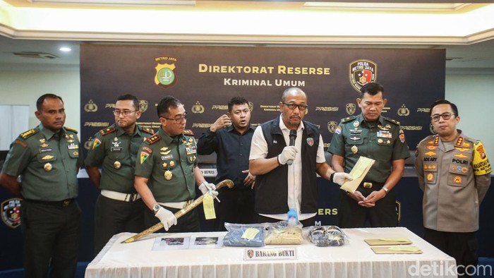 Tampang Pelaku dan Barbuk Pedang Kasus Pembunuhan Praka Supriyadi Tampang Pelaku dan Barbuk Pedang Kasus Pembunuhan Praka Supriyadi