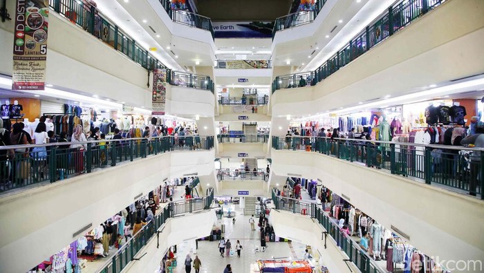 Sejumlah warga berbelanja busana lebaran di kawasan ITC Cempaka Mas, Jakarta, Rabu (3/4/2024).  Menjelang lebaran, banyak warga mulai berbelanja busana lebaran seperti belanja kaos, kemeja, celana hingga busana muslim.  Selain itu momen THR yang sudah turun juga berdamapak ramainya pusat perbelanjaan.